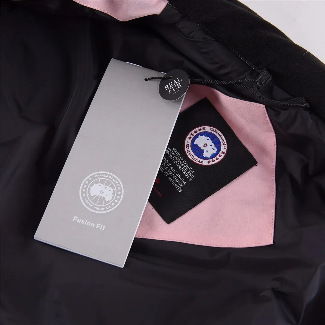 P320 Canada Goose Canada Goose #Freestyle Crew 4154M men's and women's vest down# ➖ Genuine synchronous anti-counterfeiting chip sensor! ➖ Imported Behringer embroidery machine to customize 10,000-needle embroidery logo! ➖ Imported 21-count polyester-cotton blended original fabric, using Feather-Light 10D waterproof coating fabric, made of 84.5% polyester fiber and 15.5% cotton, 100% the best feel in the entire network! ➖ The genuine official website uses the national standard 80 white duck down, and will never be misled by false claims such as 90 down or goose down! ➖ 100% nylon nylon lining with double double-layer sealing design to prevent velvet from running away. Top-grade polar fleece is used in the collar and pockets to keep warm and comfortable! ➖ Yoshida YKK provides original custom-made electroplated sliders. YKK two-way lockable zippers are tight and smooth and will not peel off paint! ➖ 3M composite original Velcro is durable, and all accessories and hardware are disassembled and customized!  SIZE: XS S M L XL XXL [Attached: Size chart]